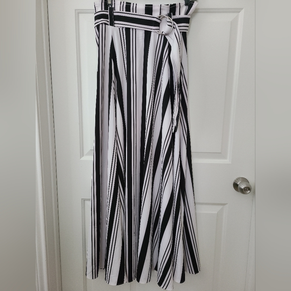 SZ 8 black white skirt with front split